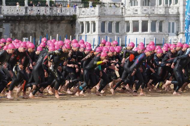 Fotos: Helene Alberdi y Kevin Viñuela, vencedores en el Triatlón de Donostia