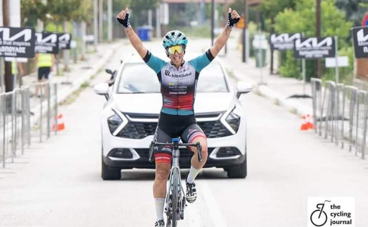 Barbara Fasoi celebra su victoria en la prueba en ruta de Grecia.