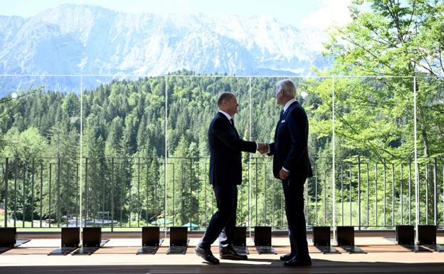 Biden (izquieda) y Scholz se saludan antes de su encuentro. 