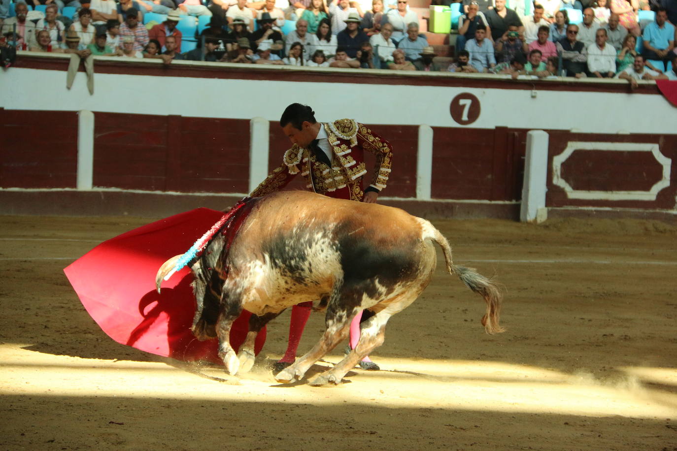 Manzanares durante un lance de la corrida