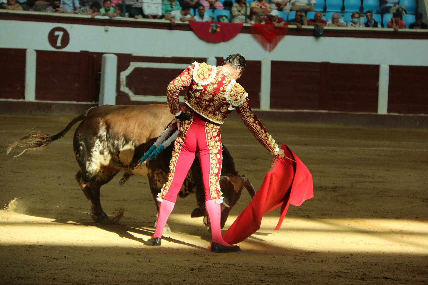 Manzanares durante un lance de la corrida