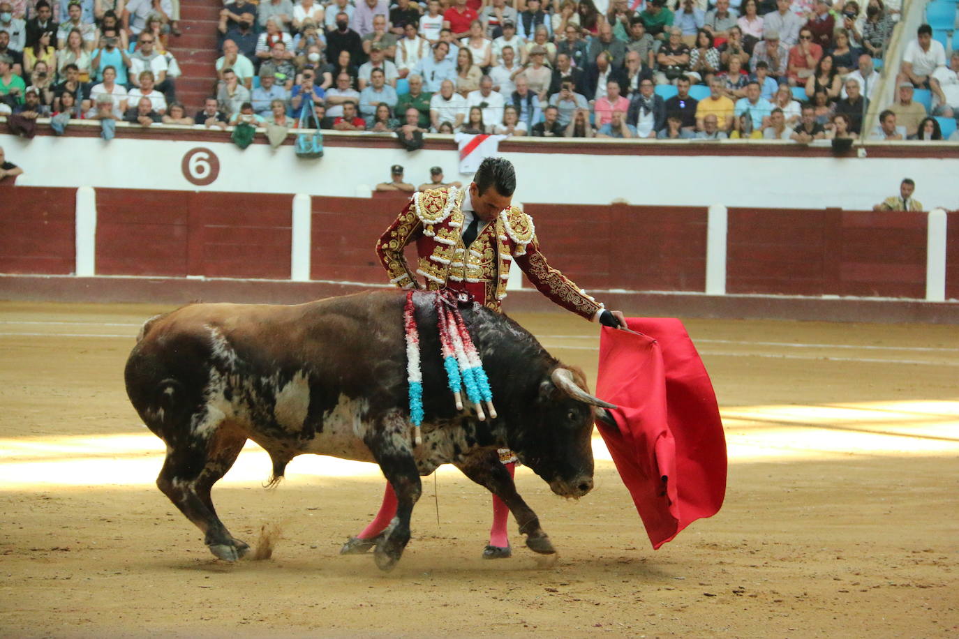 Manzanares durante un lance de la corrida