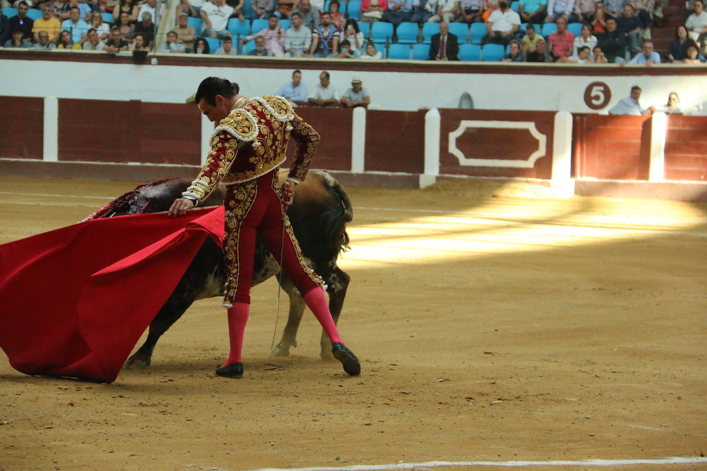 Manzanares durante un lance de la corrida