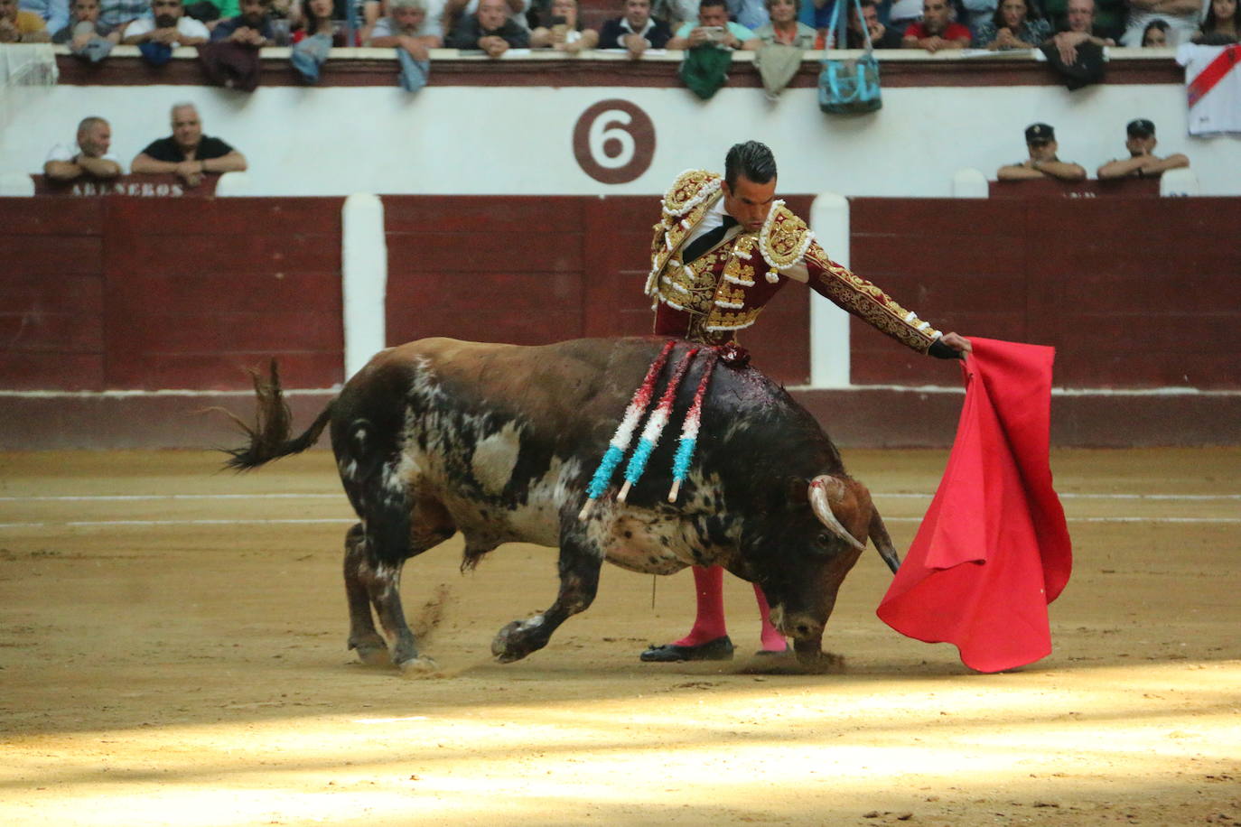 Manzanares durante un lance de la corrida