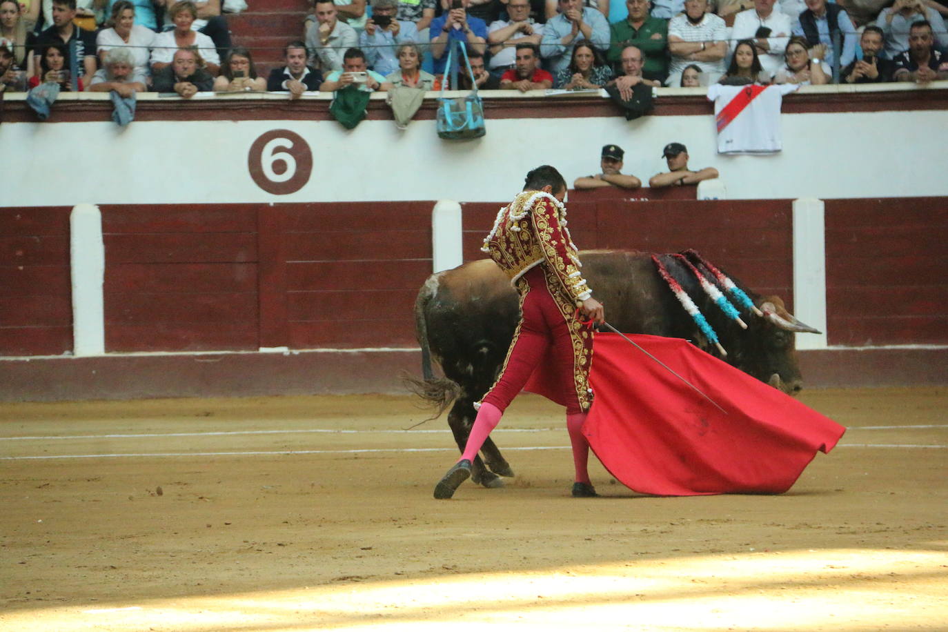 Manzanares durante un lance de la corrida