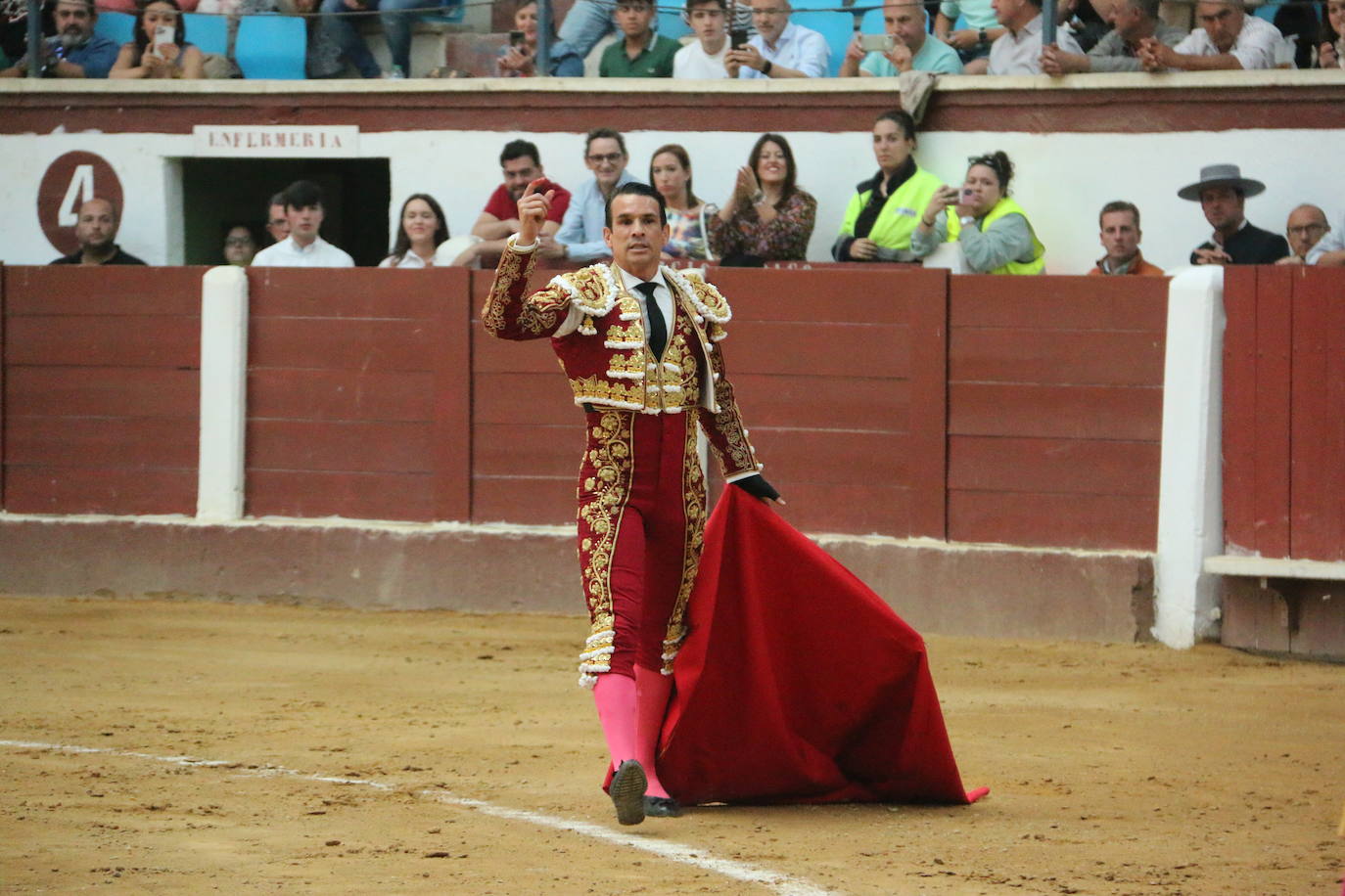 Manzanares durante un lance de la corrida