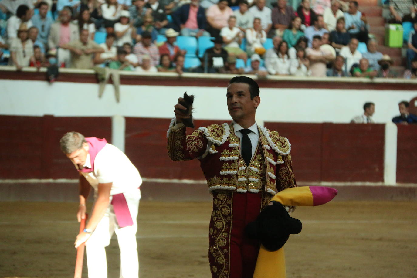 Manzanares durante un lance de la corrida