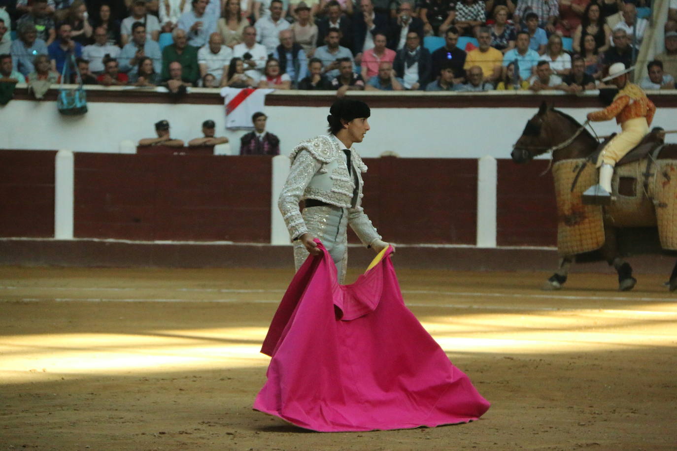 Manzanares durante un lance de la corrida