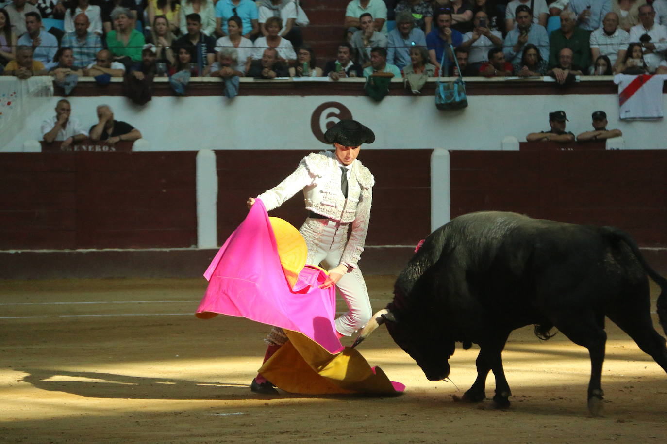 Manzanares durante un lance de la corrida