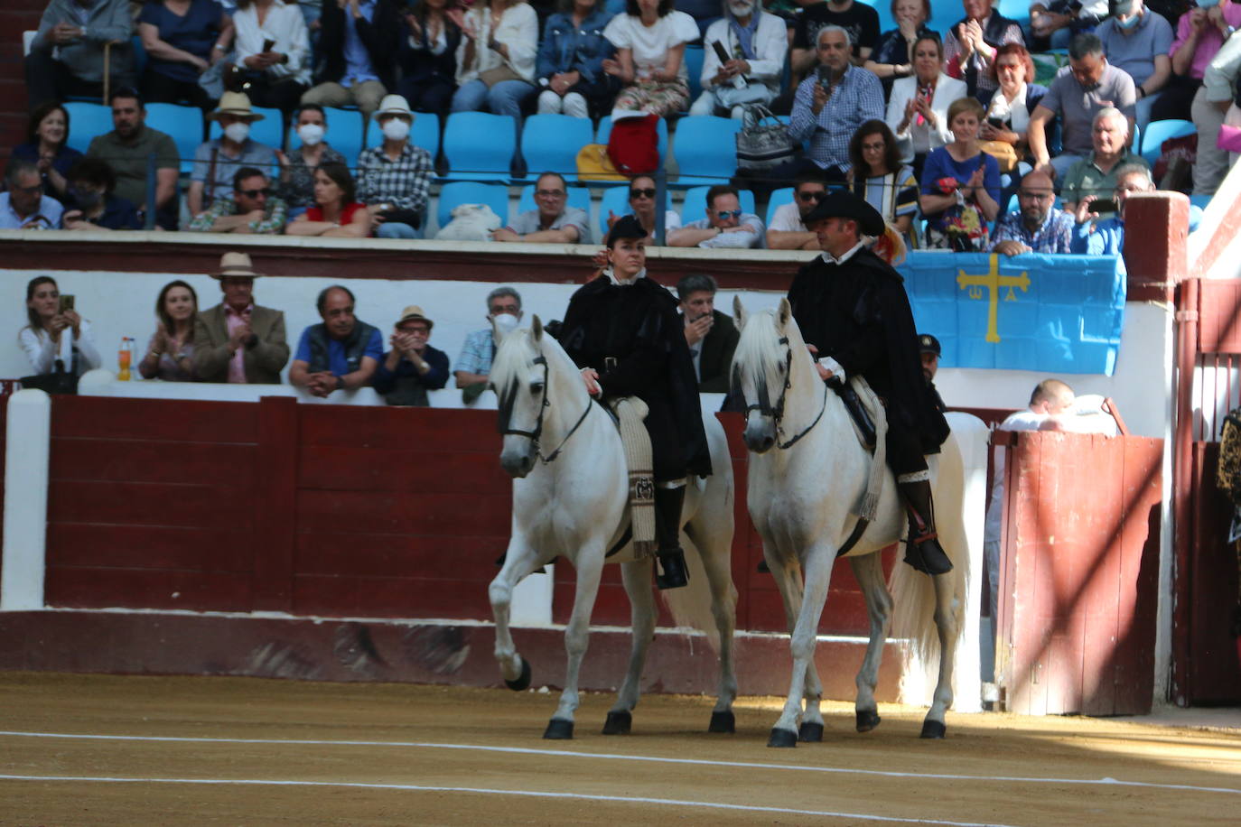 Manzanares durante un lance de la corrida