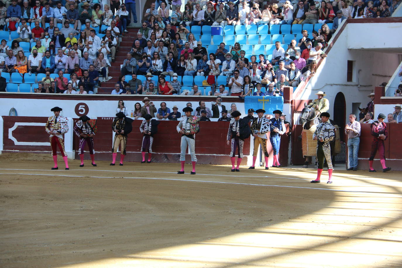 Manzanares durante un lance de la corrida