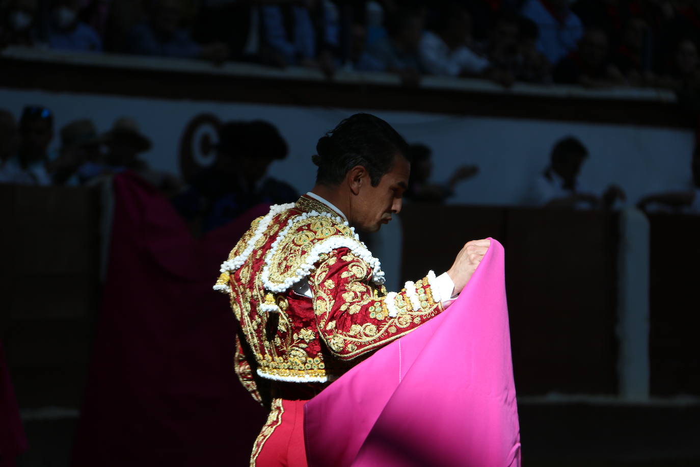 Manzanares durante un lance de la corrida