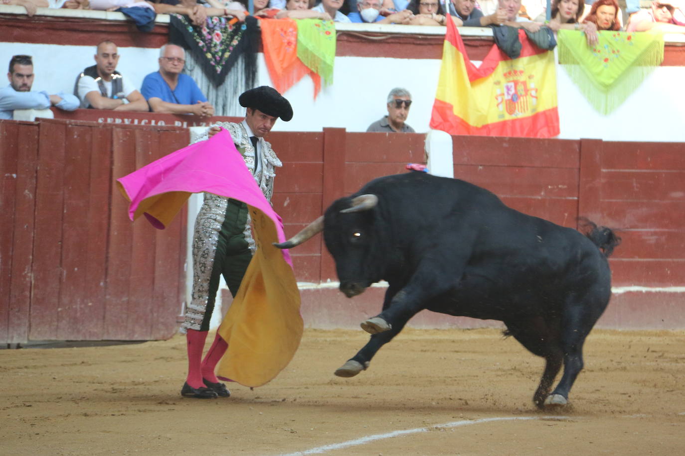 Manzanares durante un lance de la corrida