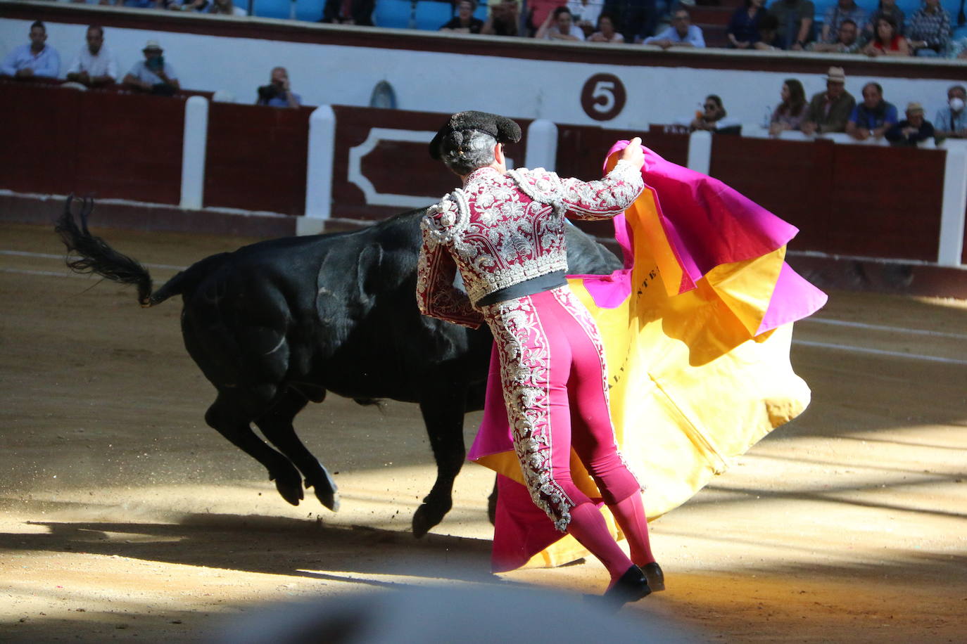 Manzanares durante un lance de la corrida