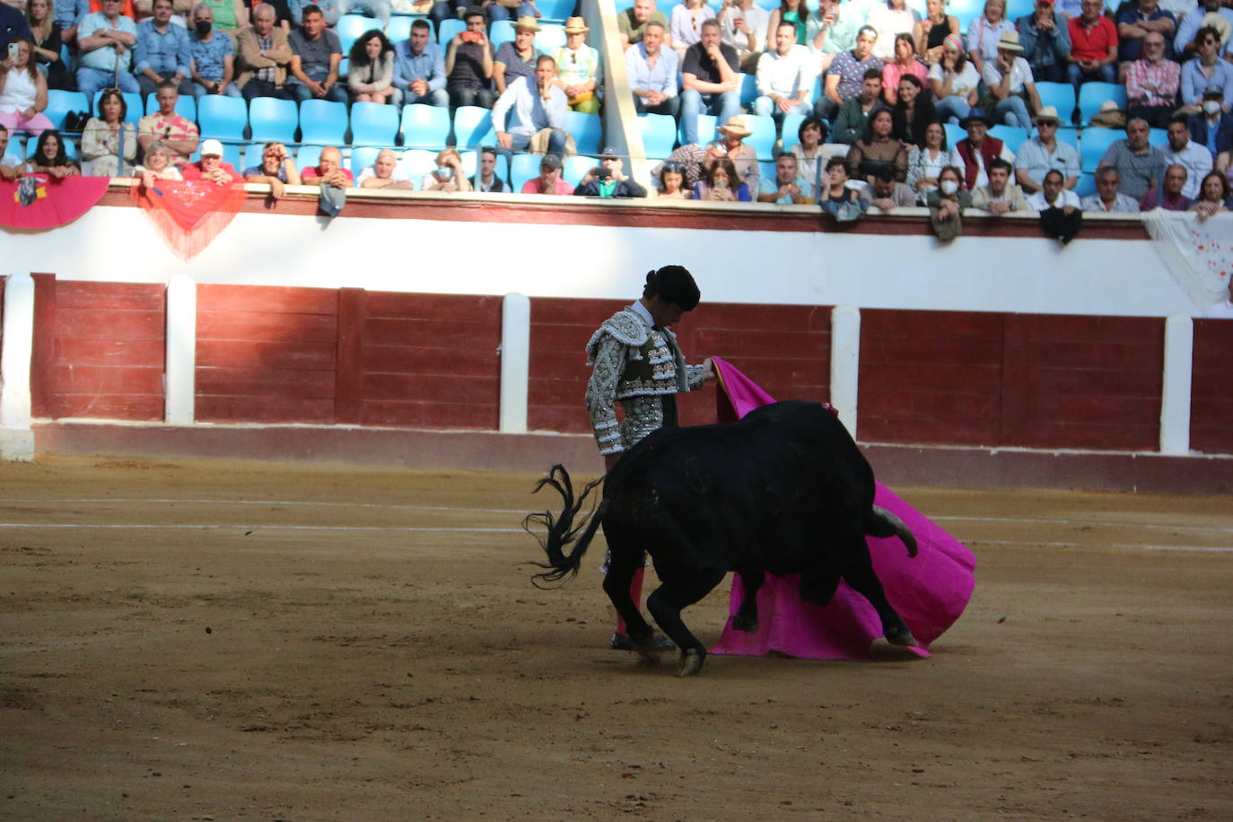 Manzanares durante un lance de la corrida