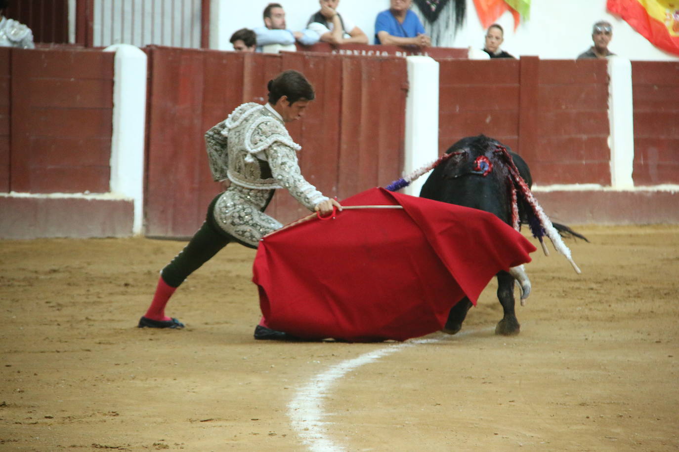 Manzanares durante un lance de la corrida