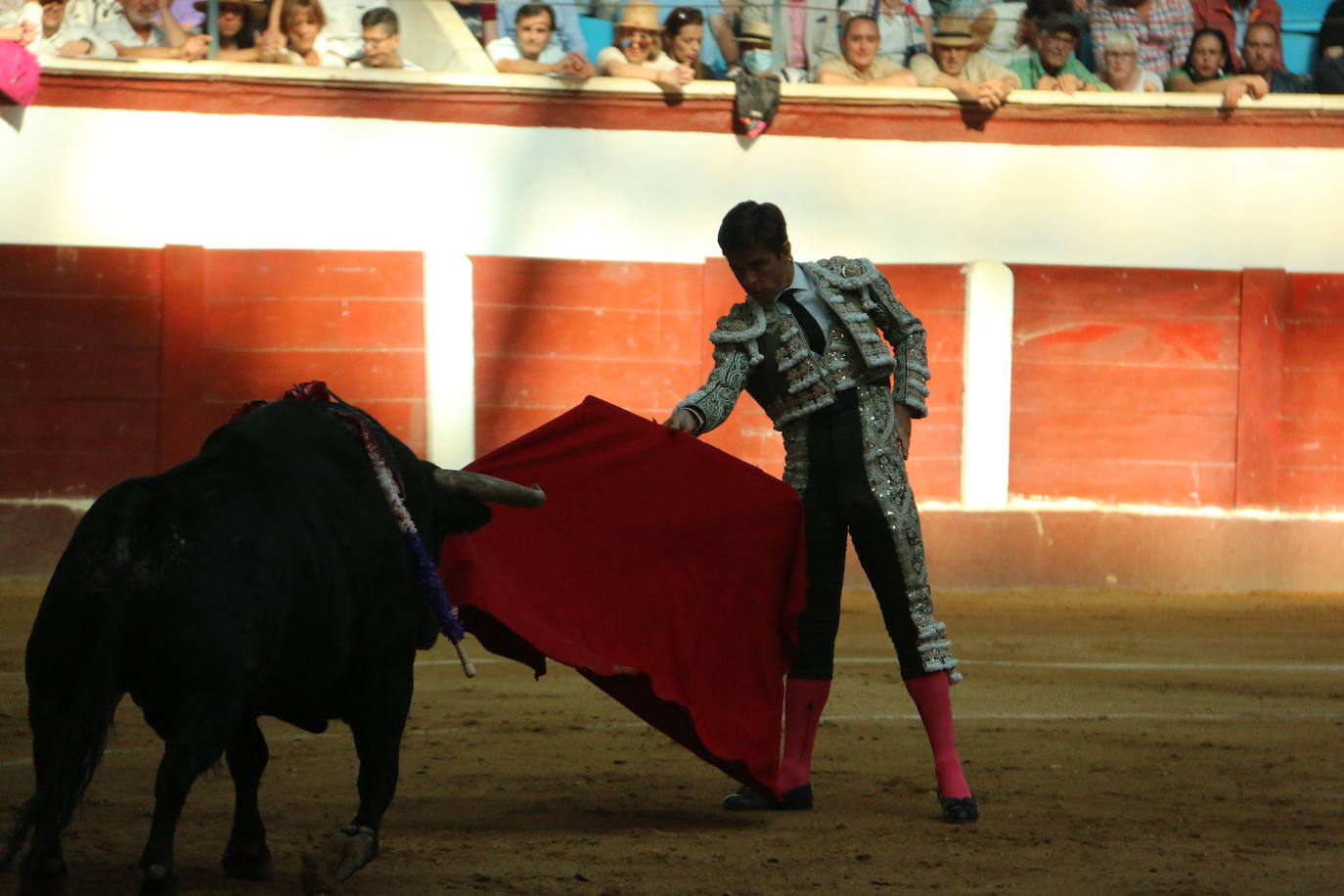 Manzanares durante un lance de la corrida