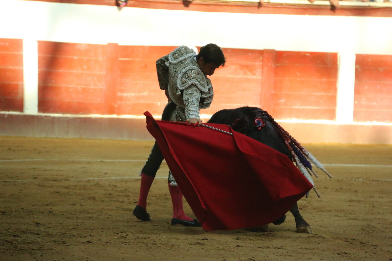 Manzanares durante un lance de la corrida