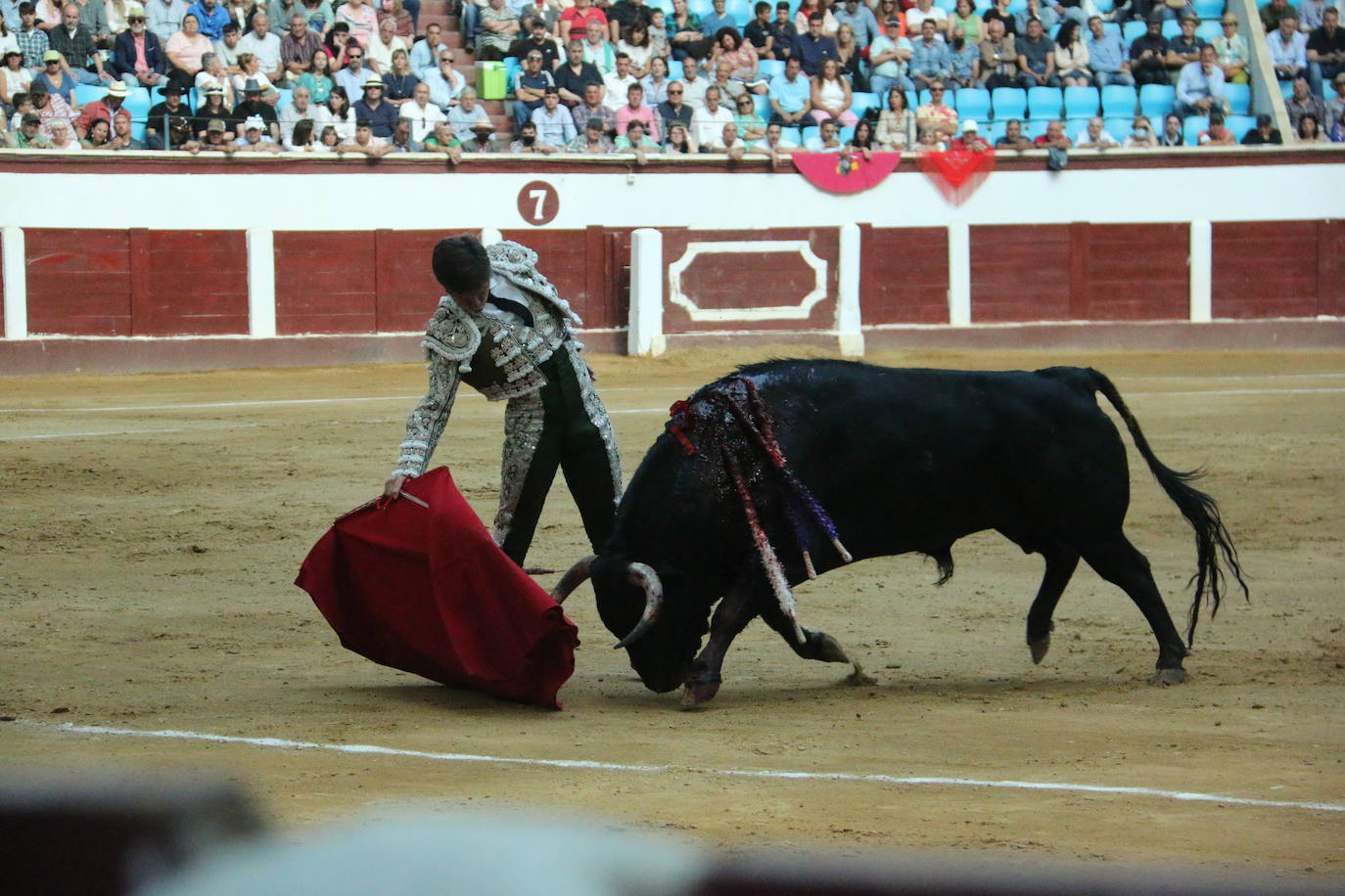 Manzanares durante un lance de la corrida