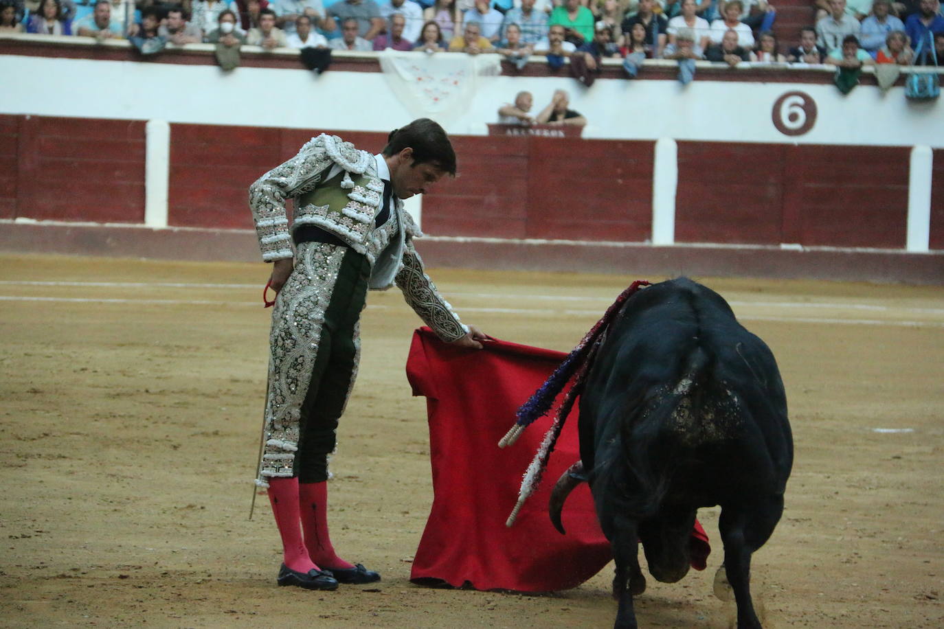 Manzanares durante un lance de la corrida