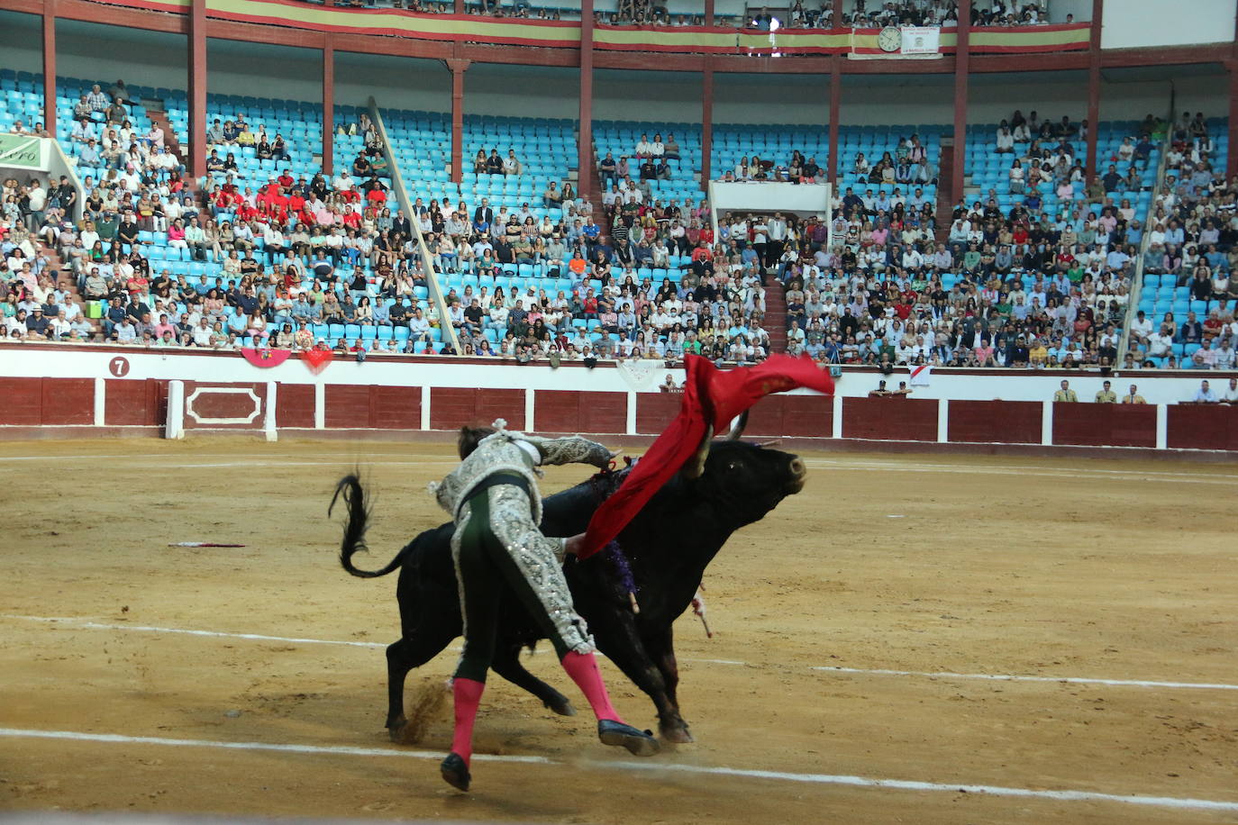 Manzanares durante un lance de la corrida