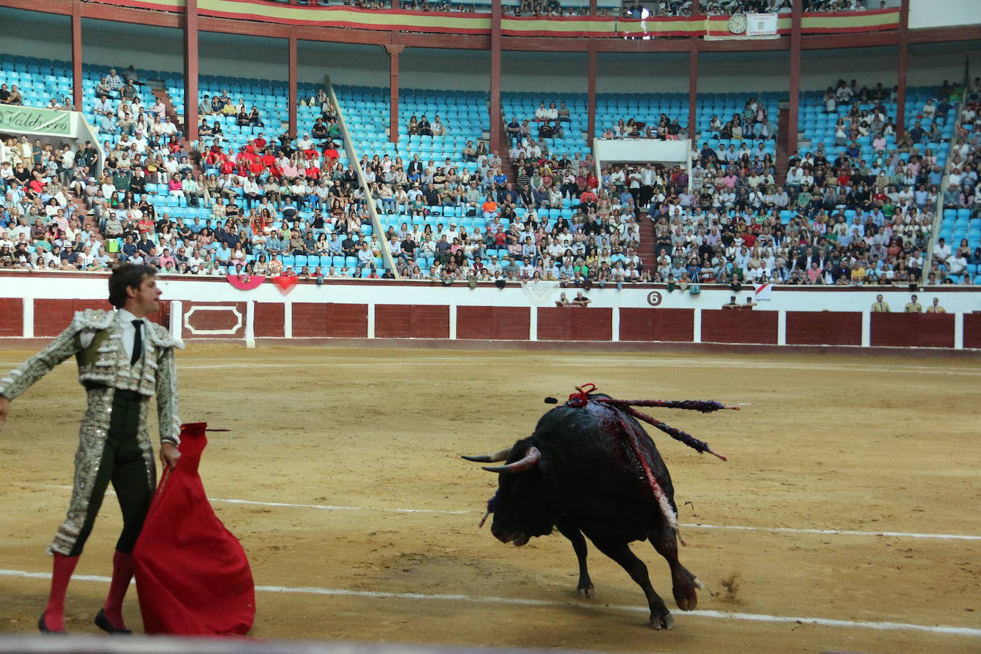 Manzanares durante un lance de la corrida