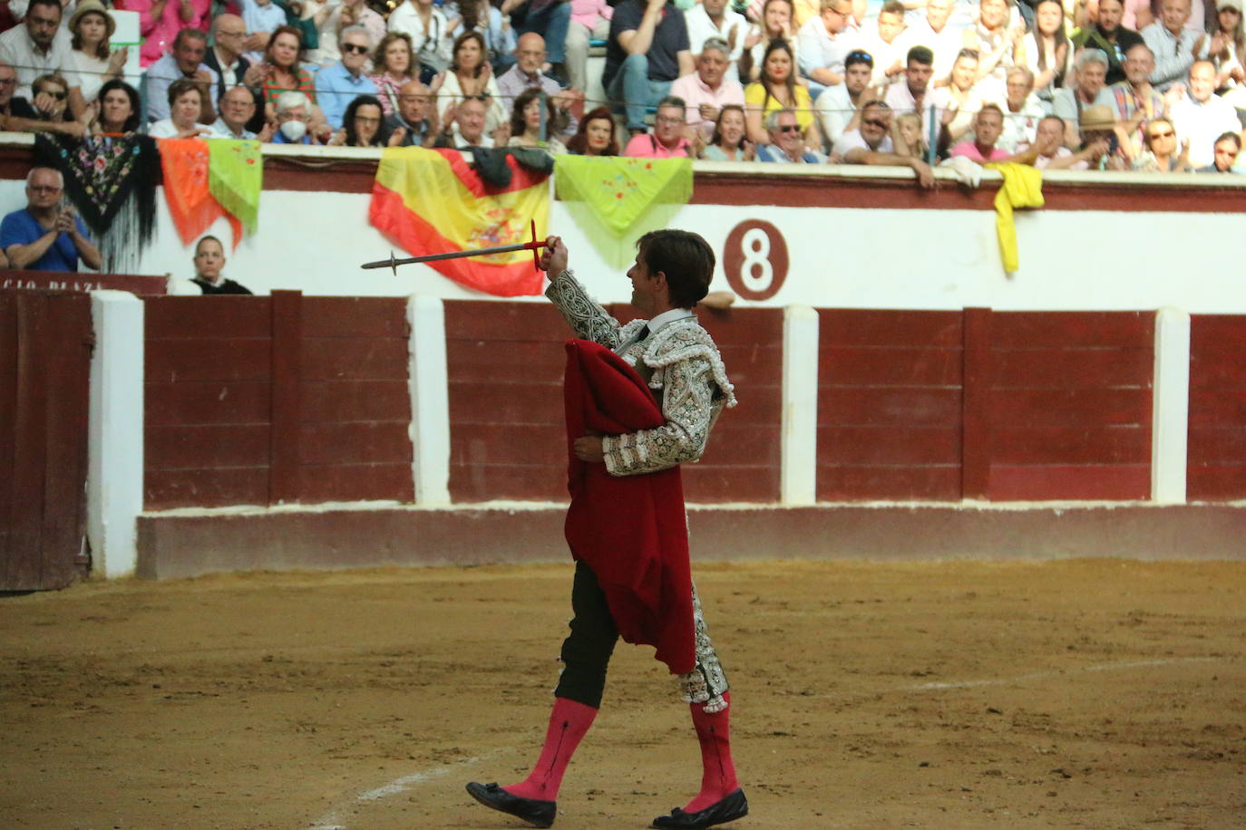 Manzanares durante un lance de la corrida