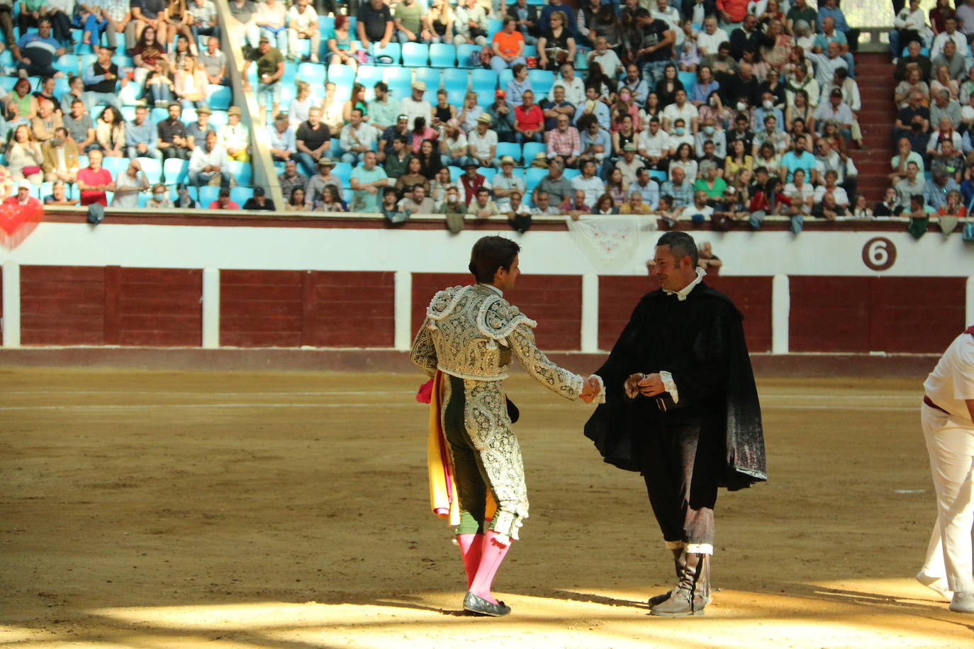 Manzanares durante un lance de la corrida