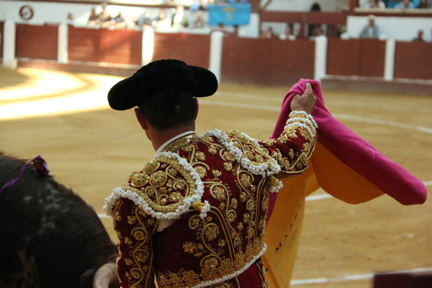 Manzanares durante un lance de la corrida