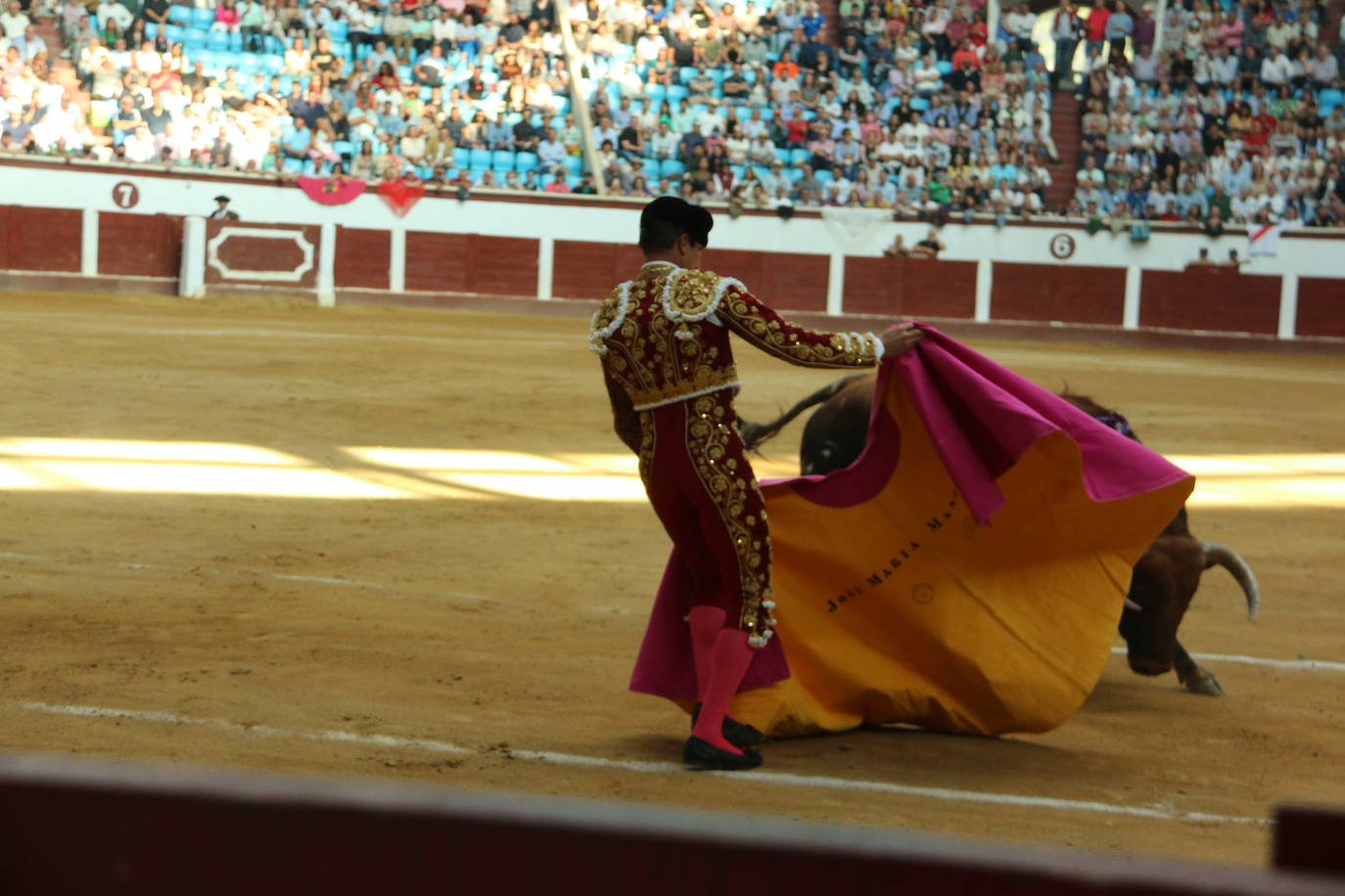 Manzanares durante un lance de la corrida