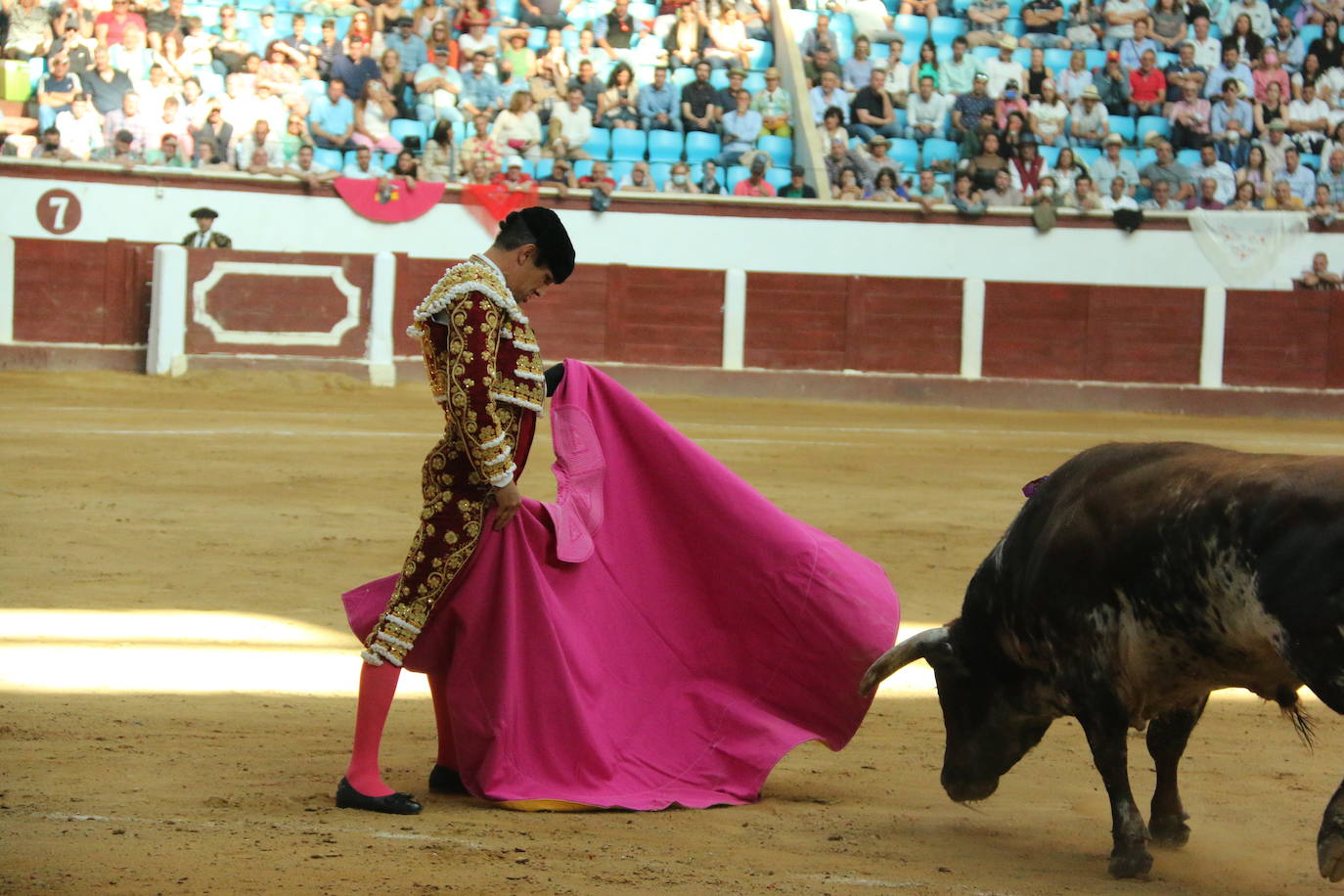 Manzanares durante un lance de la corrida