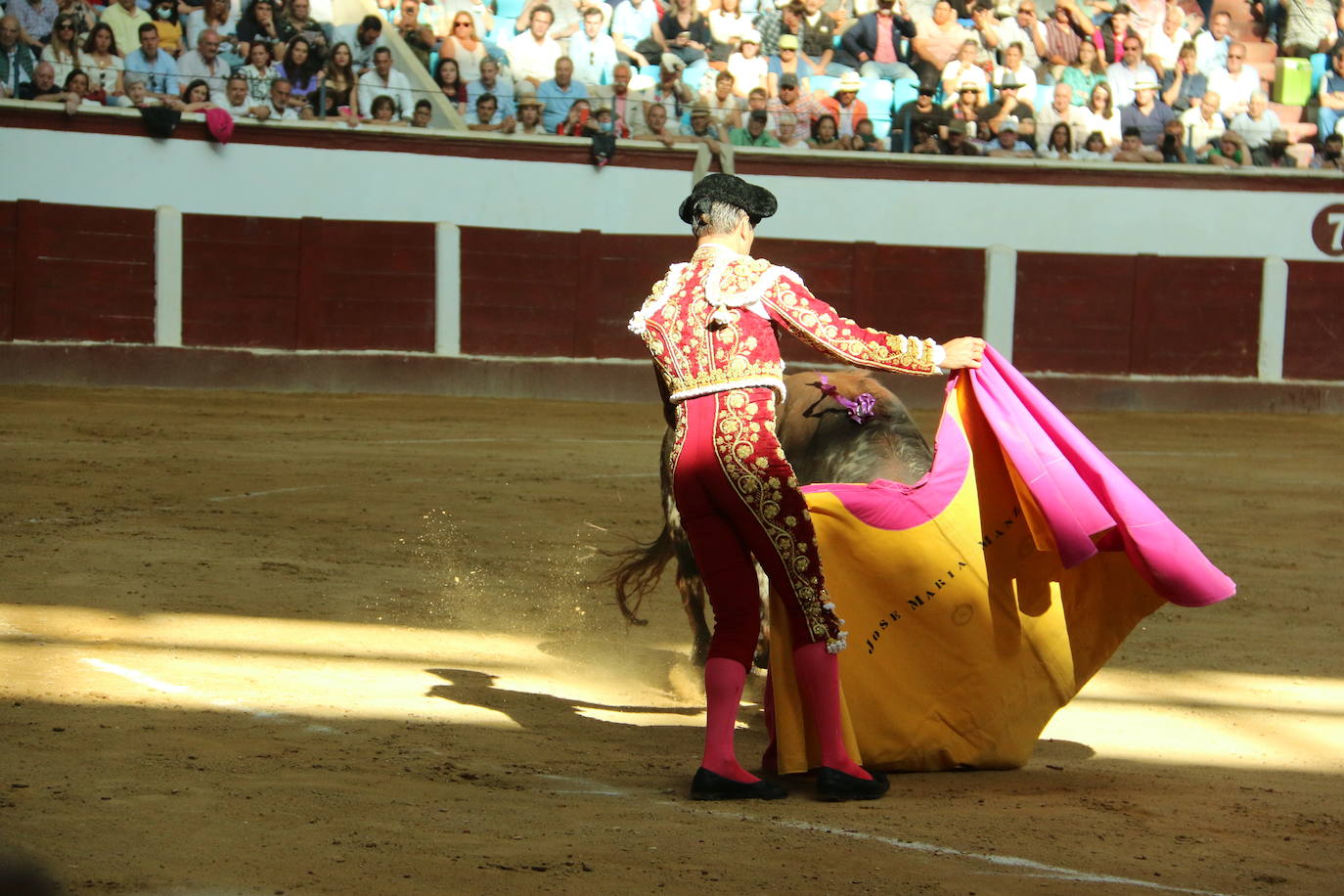 Manzanares durante un lance de la corrida