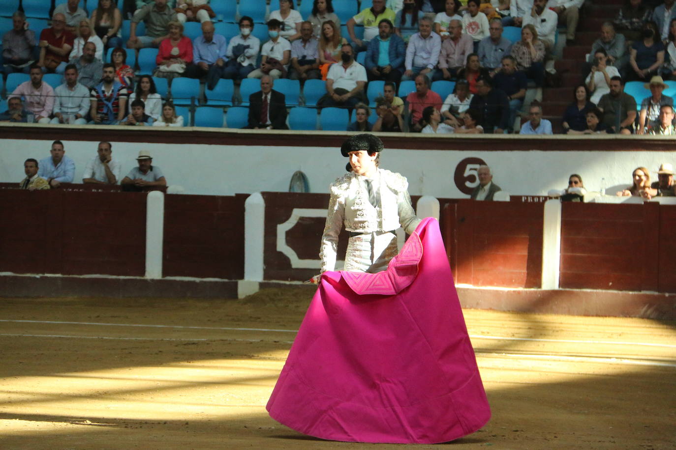 Manzanares durante un lance de la corrida