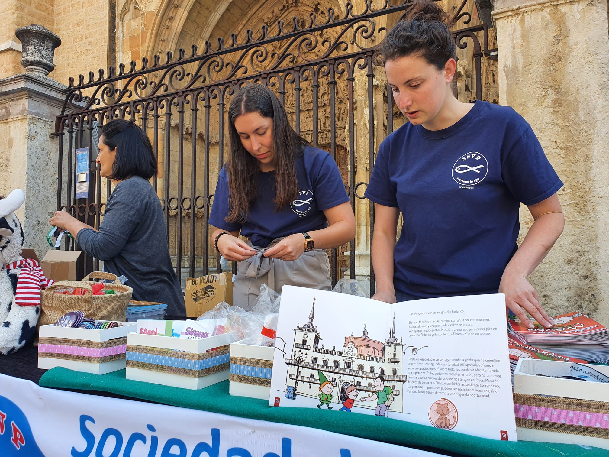 Música solidaria a los pies de la Catedral. Los pequeños alumnos de '+QMÚSICA' han sacado sus instrumentos en la plza de la Regla para mostrar las acciones sociales que realiza la Sociedad de San Vicente de Paúl.