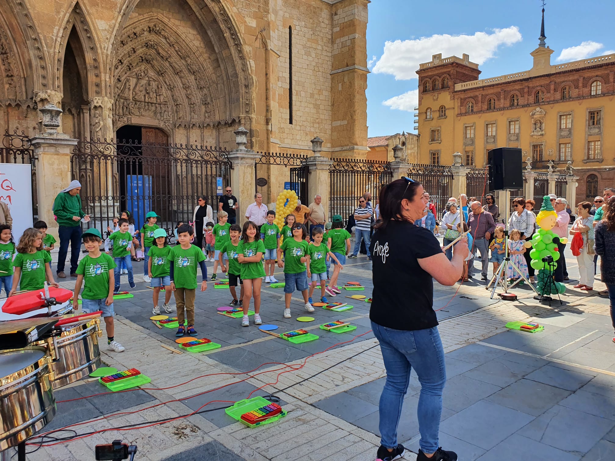 Música solidaria a los pies de la Catedral. Los pequeños alumnos de '+QMÚSICA' han sacado sus instrumentos en la plza de la Regla para mostrar las acciones sociales que realiza la Sociedad de San Vicente de Paúl.