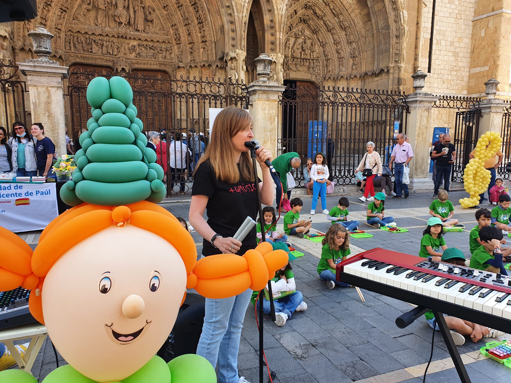 Música solidaria a los pies de la Catedral. Los pequeños alumnos de '+QMÚSICA' han sacado sus instrumentos en la plza de la Regla para mostrar las acciones sociales que realiza la Sociedad de San Vicente de Paúl.