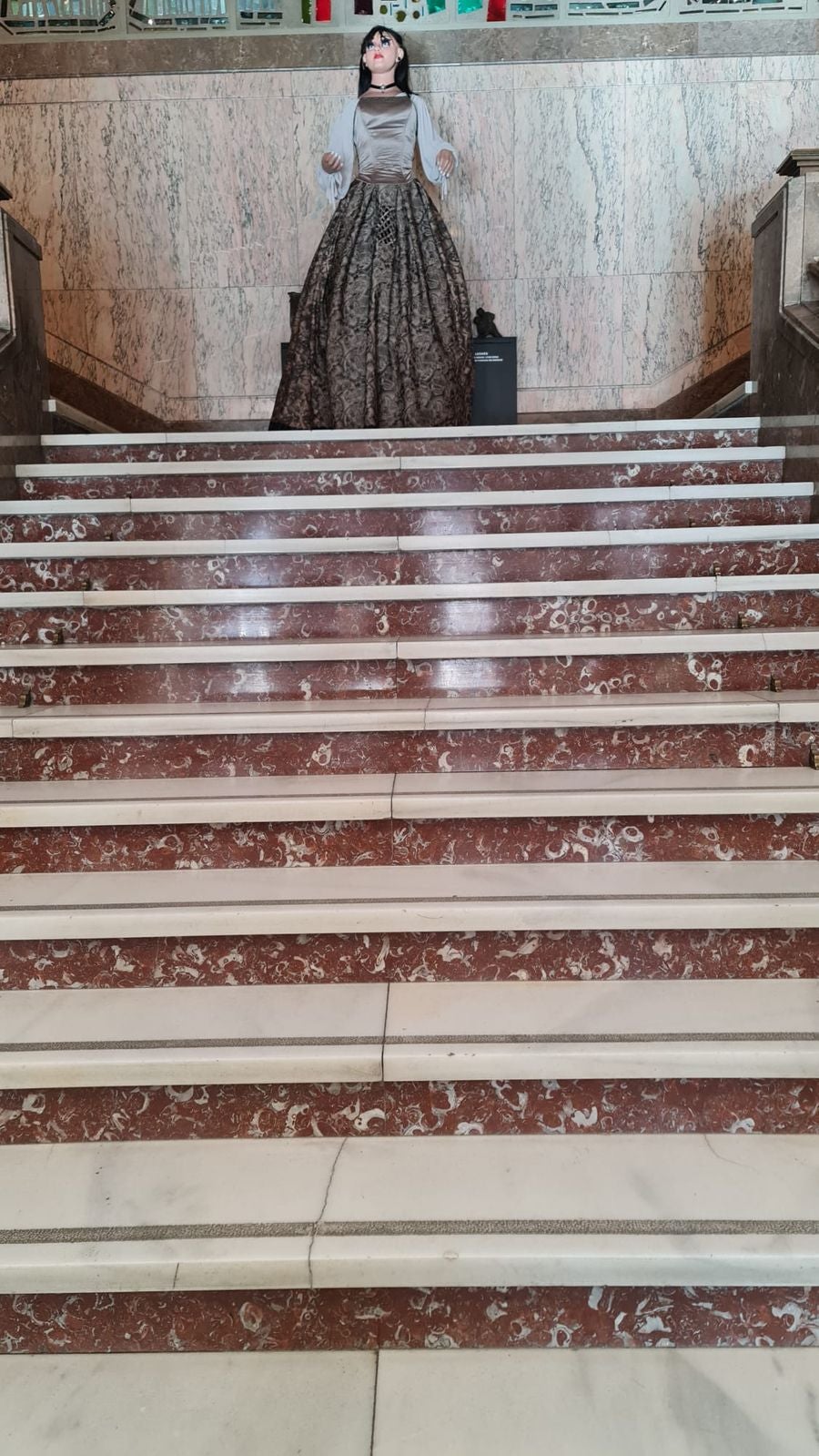 'El leonés', 'la leonesa', 'la mora', 'el moro', 'la pícara', 'el cura' y 'la tarasca' se refugian cada día en su cuartel general a la espera de recorrer las calles de la ciudad. Durante las fiestas, los gigantes y cabezudos, se convierten en los 'guardianes' de San Marcelo. 