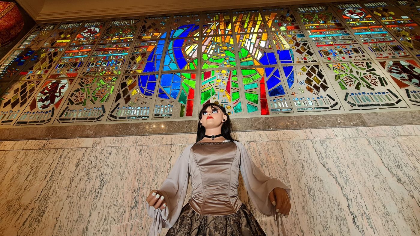 'El leonés', 'la leonesa', 'la mora', 'el moro', 'la pícara', 'el cura' y 'la tarasca' se refugian cada día en su cuartel general a la espera de recorrer las calles de la ciudad. Durante las fiestas, los gigantes y cabezudos, se convierten en los 'guardianes' de San Marcelo. 