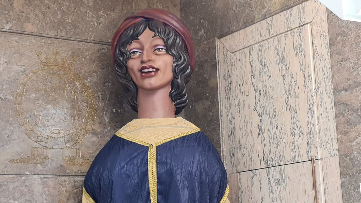 'El leonés', 'la leonesa', 'la mora', 'el moro', 'la pícara', 'el cura' y 'la tarasca' se refugian cada día en su cuartel general a la espera de recorrer las calles de la ciudad. Durante las fiestas, los gigantes y cabezudos, se convierten en los 'guardianes' de San Marcelo. 