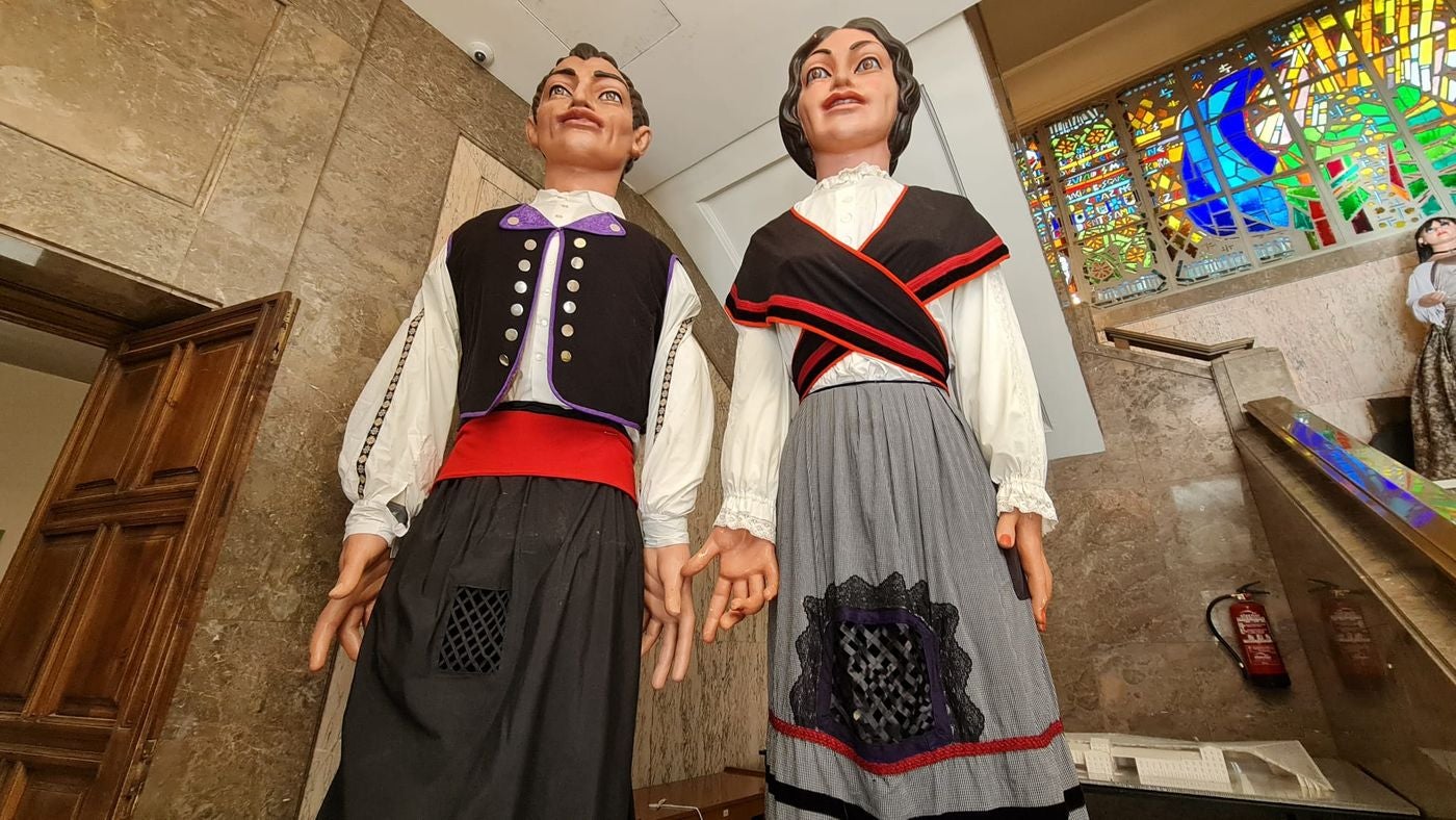 'El leonés', 'la leonesa', 'la mora', 'el moro', 'la pícara', 'el cura' y 'la tarasca' se refugian cada día en su cuartel general a la espera de recorrer las calles de la ciudad. Durante las fiestas, los gigantes y cabezudos, se convierten en los 'guardianes' de San Marcelo. 