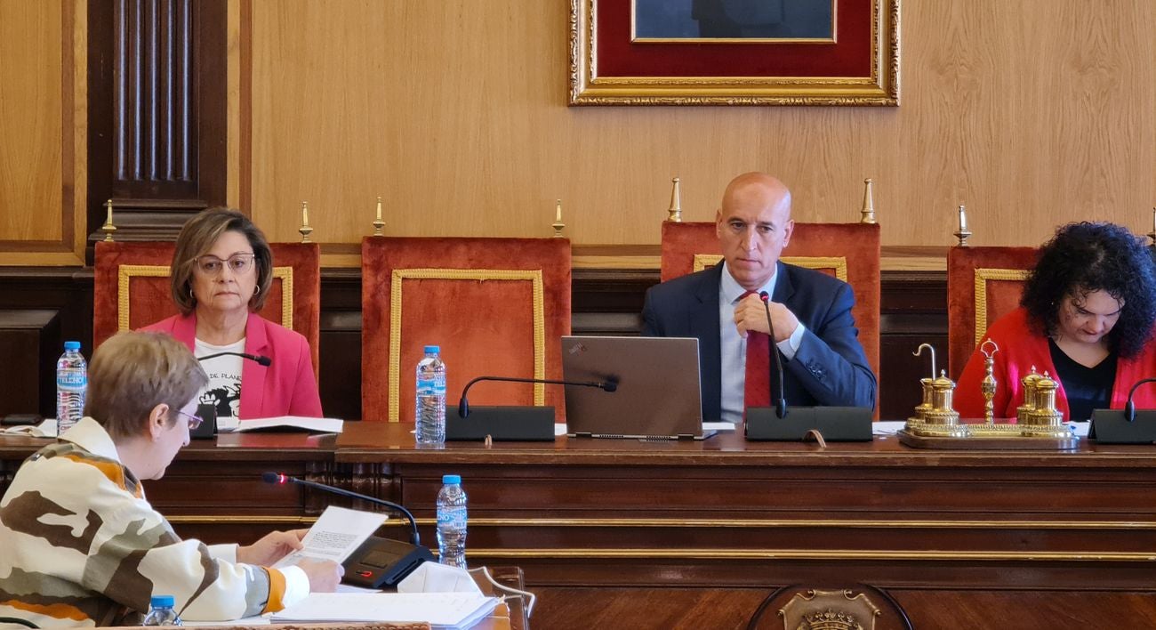 Celebración del pleno del Ayuntamiento de León en los salones de San Marcelo. El equipo de gobierno ha dado el visto bueno a numerosas iniciativas, entre ellas la concesión de la medalla de oro de la ciudad a Policía Nacional y Protección Civil.