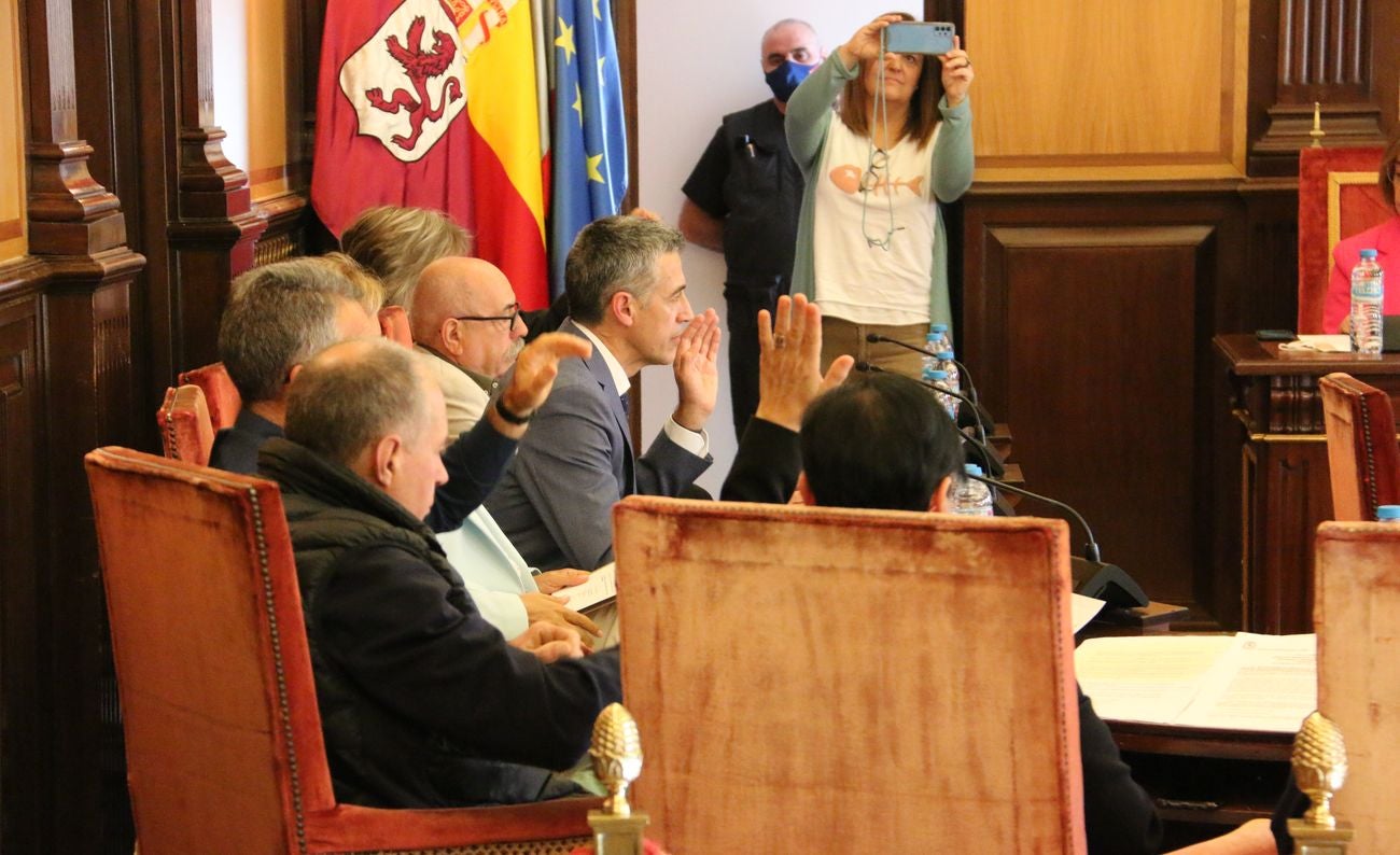 Celebración del pleno del Ayuntamiento de León en los salones de San Marcelo. El equipo de gobierno ha dado el visto bueno a numerosas iniciativas, entre ellas la concesión de la medalla de oro de la ciudad a Policía Nacional y Protección Civil.