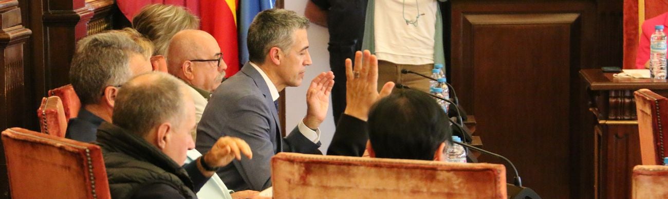 Celebración del pleno del Ayuntamiento de León en los salones de San Marcelo. El equipo de gobierno ha dado el visto bueno a numerosas iniciativas, entre ellas la concesión de la medalla de oro de la ciudad a Policía Nacional y Protección Civil.