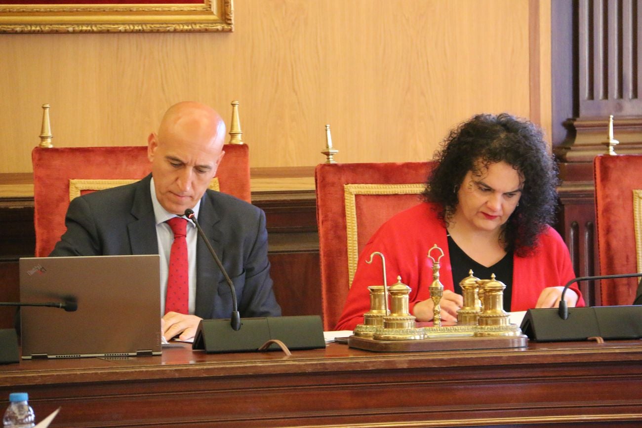 Celebración del pleno del Ayuntamiento de León en los salones de San Marcelo. El equipo de gobierno ha dado el visto bueno a numerosas iniciativas, entre ellas la concesión de la medalla de oro de la ciudad a Policía Nacional y Protección Civil.