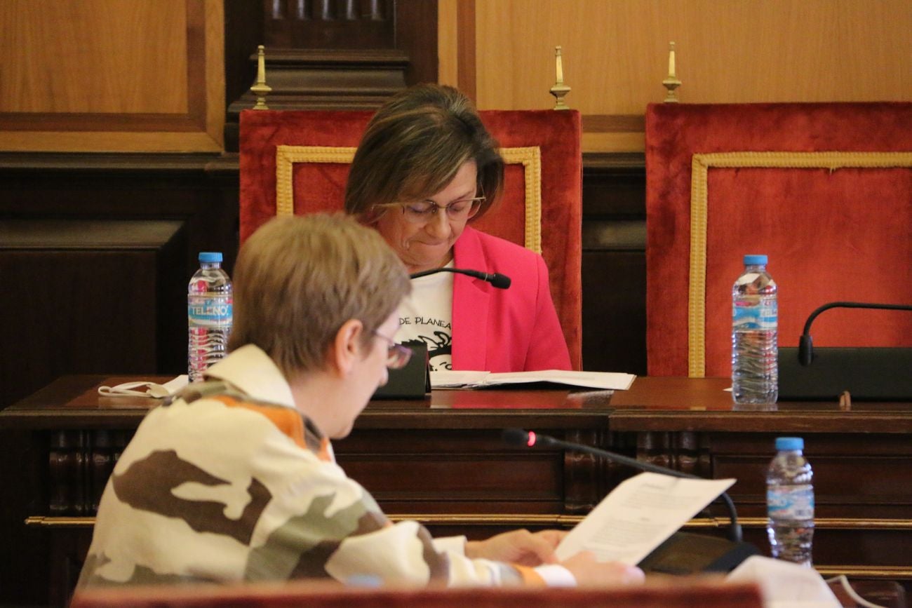 Celebración del pleno del Ayuntamiento de León en los salones de San Marcelo. El equipo de gobierno ha dado el visto bueno a numerosas iniciativas, entre ellas la concesión de la medalla de oro de la ciudad a Policía Nacional y Protección Civil.