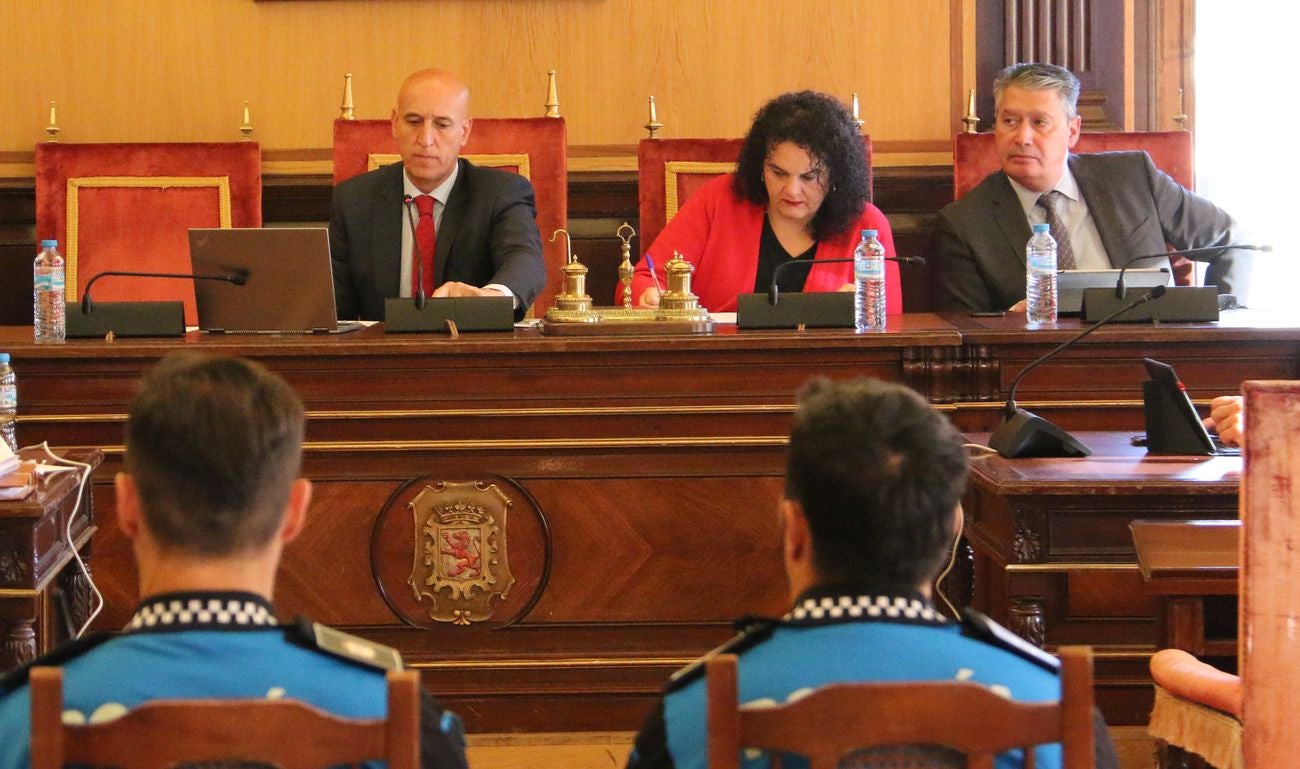 Celebración del pleno del Ayuntamiento de León en los salones de San Marcelo. El equipo de gobierno ha dado el visto bueno a numerosas iniciativas, entre ellas la concesión de la medalla de oro de la ciudad a Policía Nacional y Protección Civil.