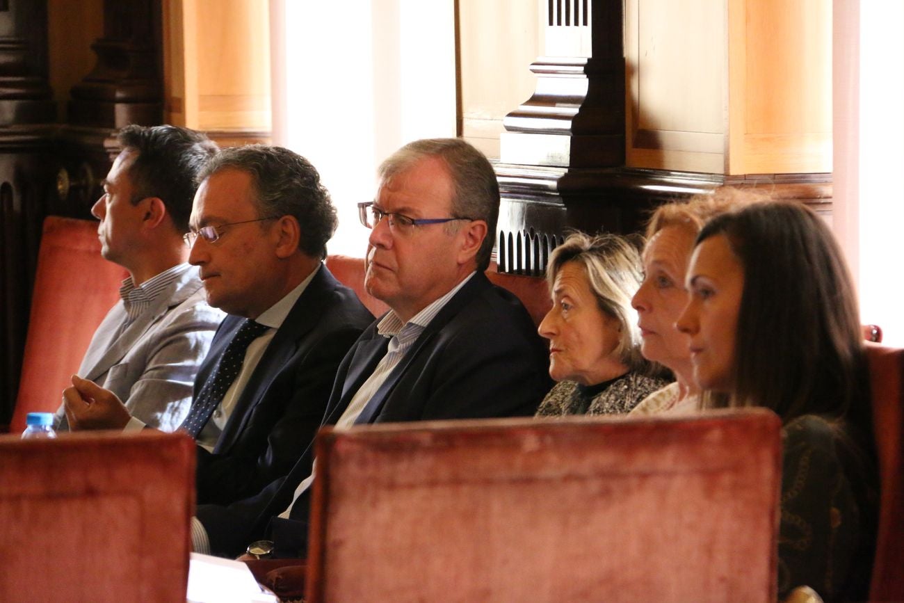 Celebración del pleno del Ayuntamiento de León en los salones de San Marcelo. El equipo de gobierno ha dado el visto bueno a numerosas iniciativas, entre ellas la concesión de la medalla de oro de la ciudad a Policía Nacional y Protección Civil.