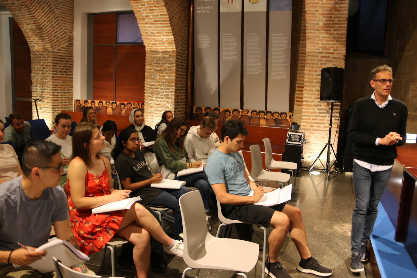 El árbitro imparte una charla para los alumnos de la universidad americana que estudian en la sede de León.