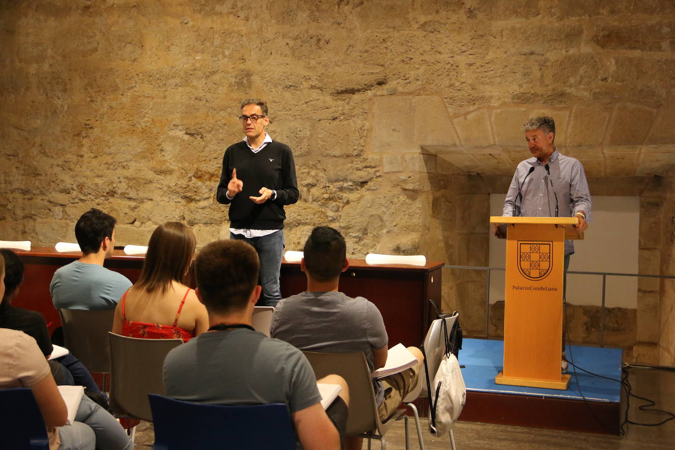 El árbitro imparte una charla para los alumnos de la universidad americana que estudian en la sede de León.