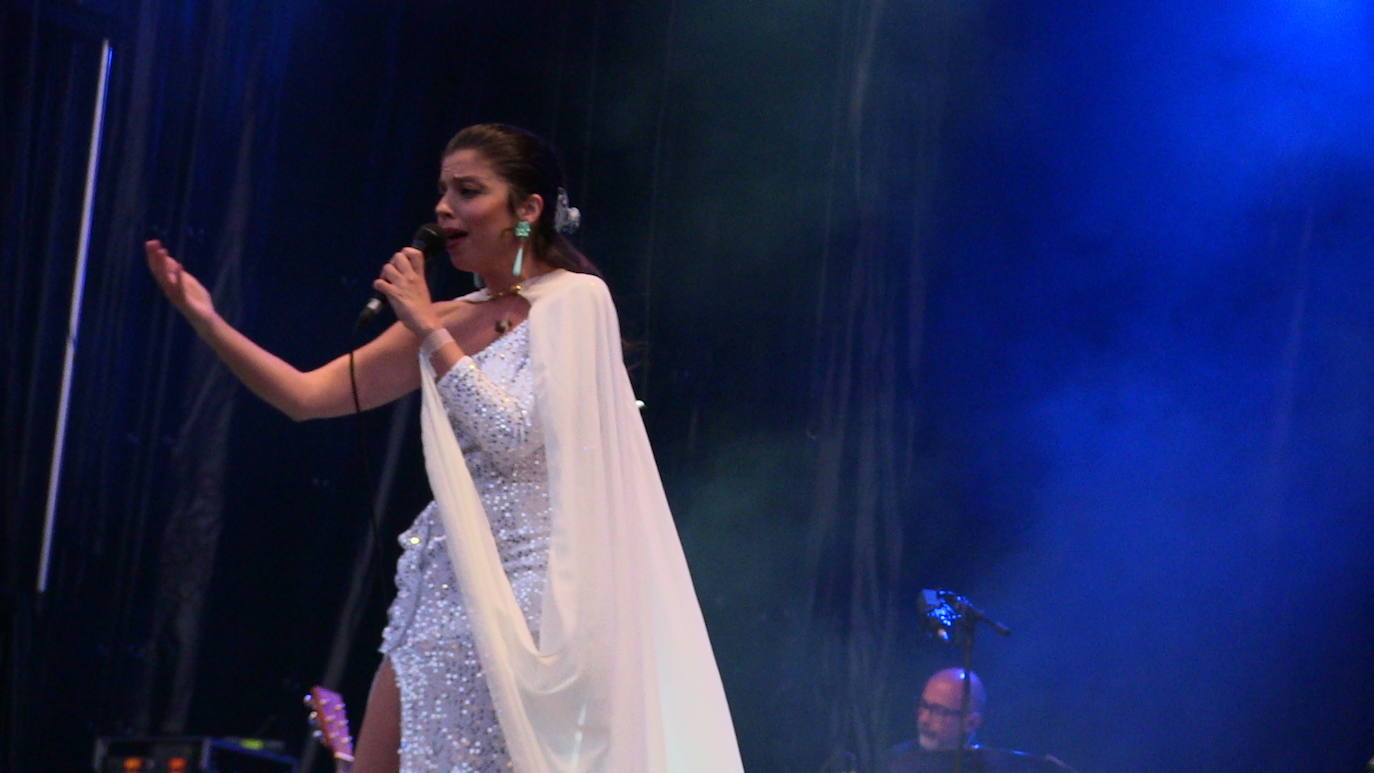 Soleá Morente, en el escenario de la plaza Mayor de León. 